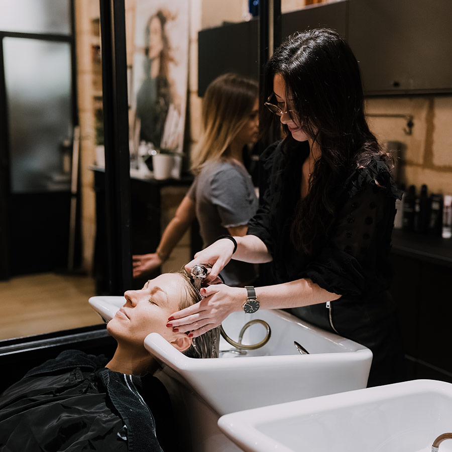 Des coiffeurs aux petits soins et au service de votre beauté