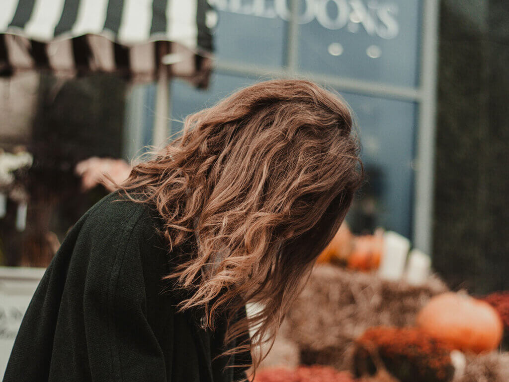 Article de blog sur la chute de cheveux à l'automne analysé par l'équipe des Nuances de Céline