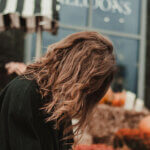 Article de blog sur la chute de cheveux à l'automne analysé par l'équipe des Nuances de Céline