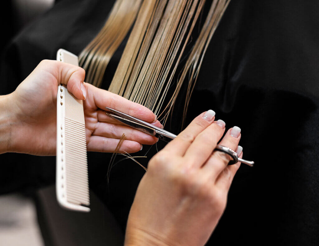 personne en train de se faire couper les cheveux