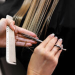 personne en train de se faire couper les cheveux