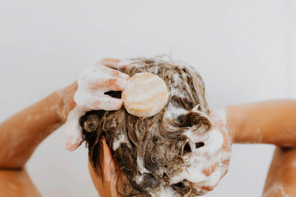 femme qui se fait un shampoing
