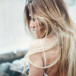 fille blonde avec un balayage ou mèche dans les cheveux