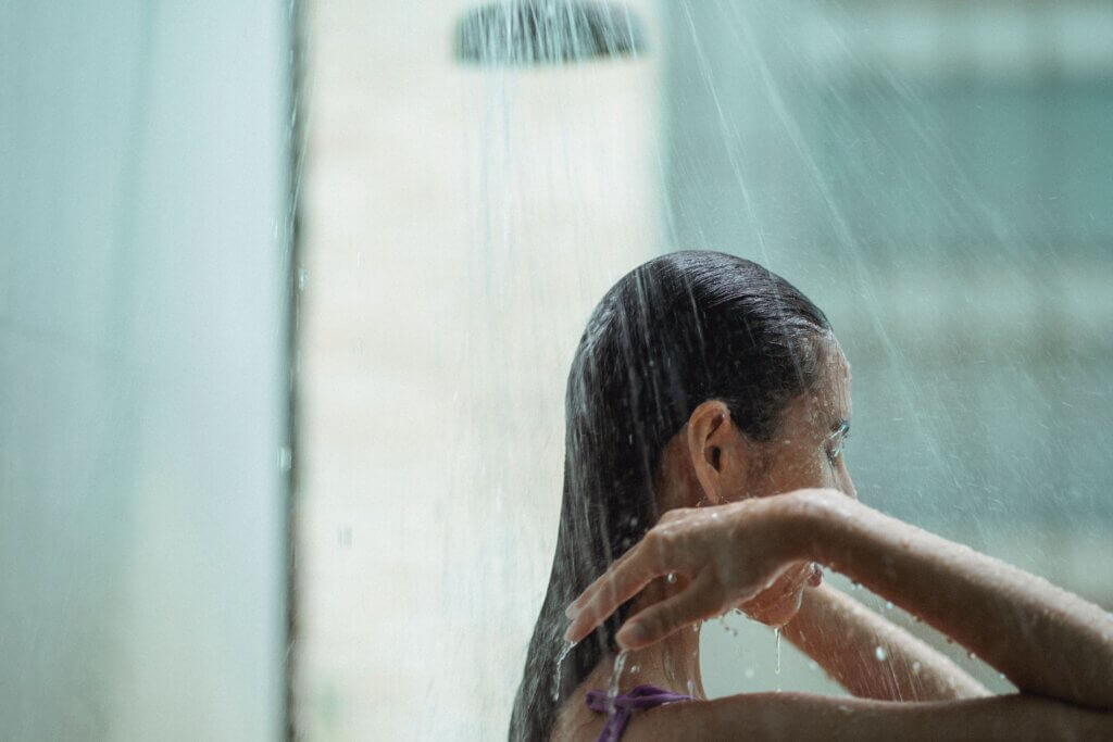 cheveux sous la douche