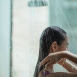 cheveux sous la douche