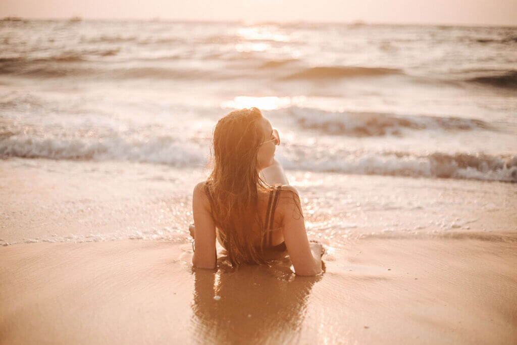 femme cheveux à la plage